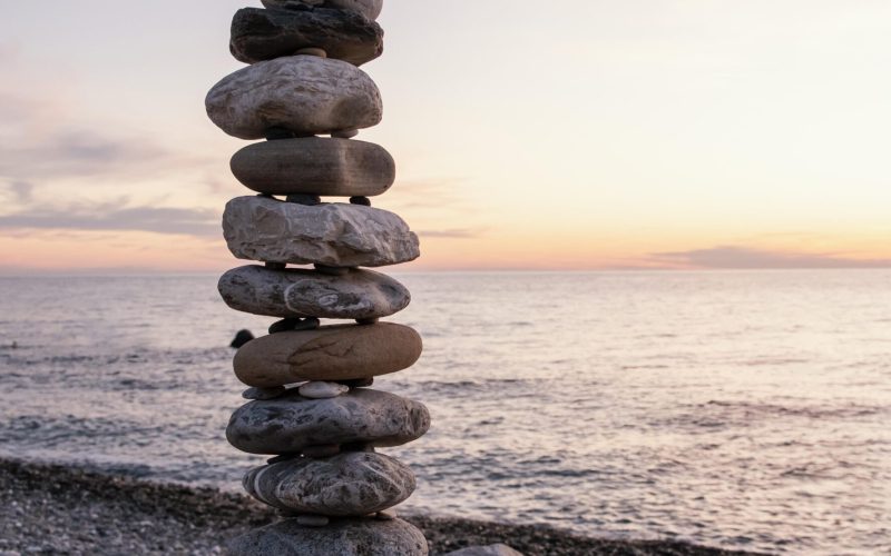 arrangement-with-pebbles-seaside